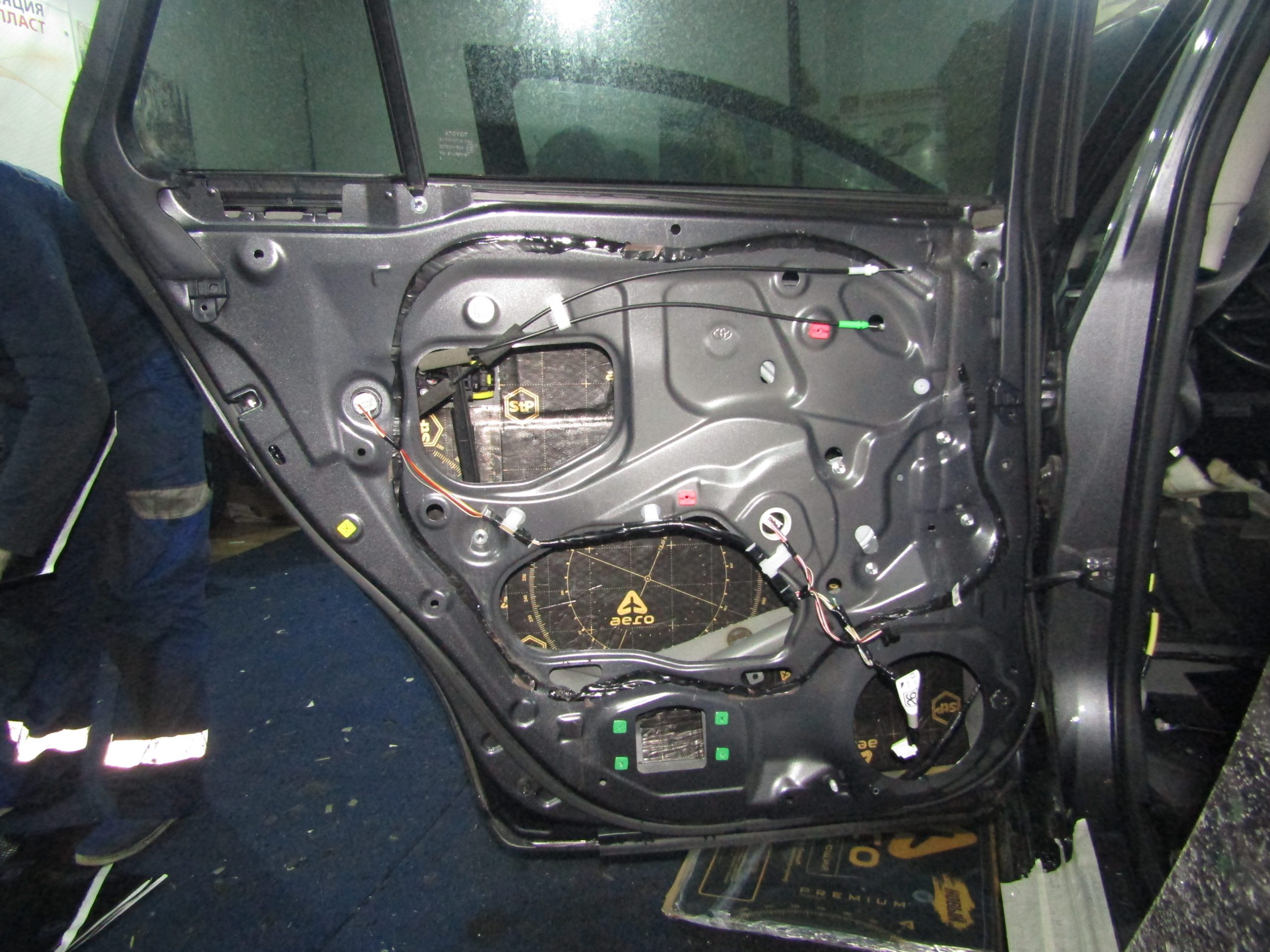 Шумоизоляция двери Toyota Avensis StopShum STOPSHUM