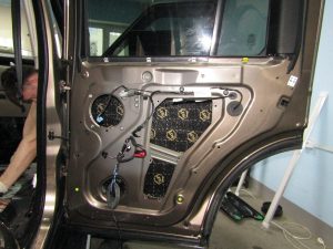 Шумоизоляция двери Land Rover Discovery StopShum