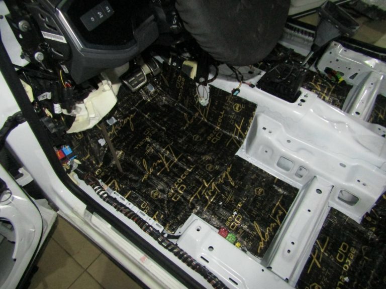 Шумоизоляция Audi Q3 Stop Shum