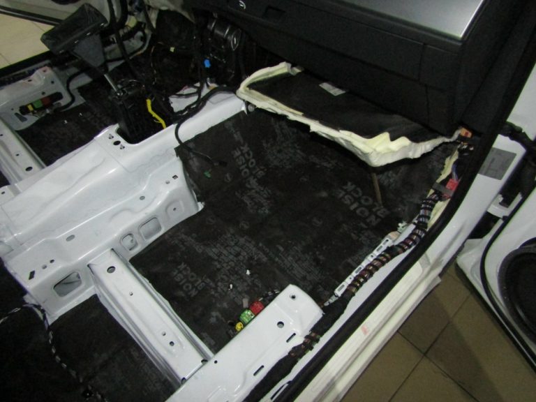 Шумоизоляция Audi Q3 Stop Shum