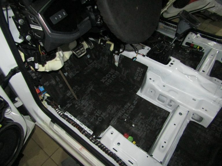 Шумоизоляция Audi Q3 Stop Shum