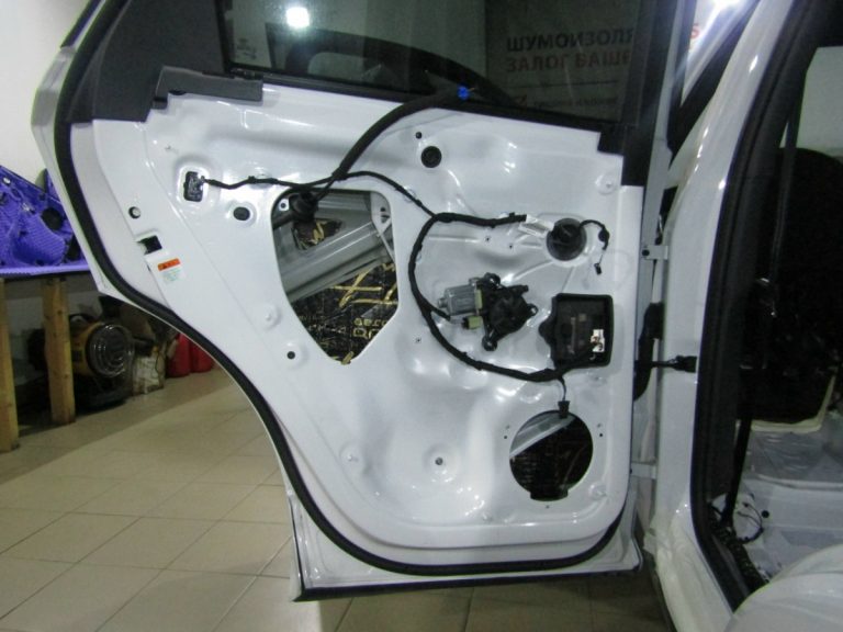 Шумоизоляция Audi Q3 Stop Shum