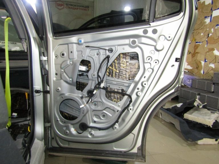 Шумоизоляция Lynk&Co 06 Stop Shum