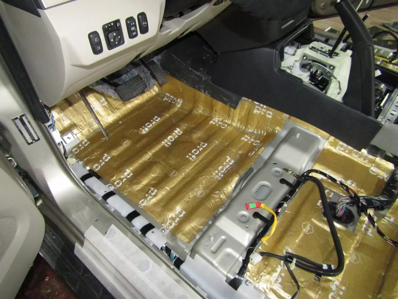 Шумоизоляция Mitsubishi Pajero 4 StopShum