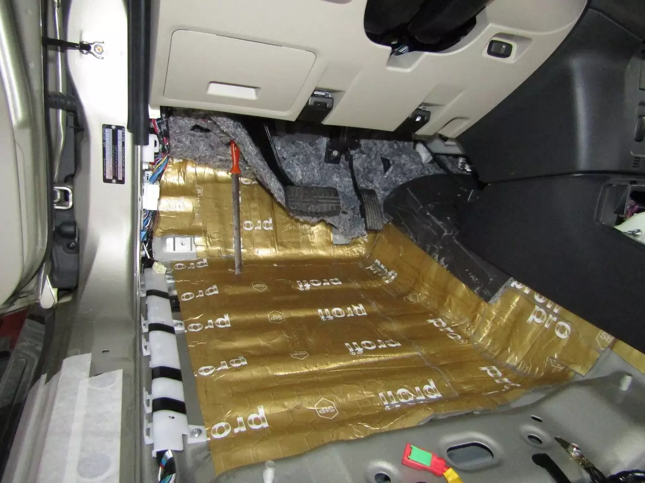 Шумоизоляция Mitsubishi Pajero 4 StopShum