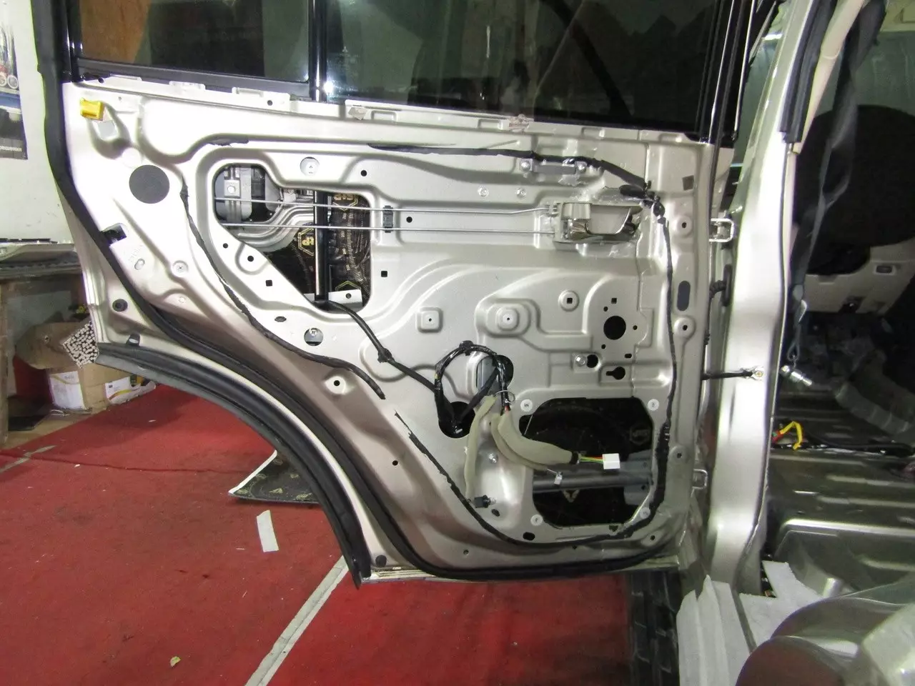 Шумоизоляция Mitsubishi Pajero 4 StopShum