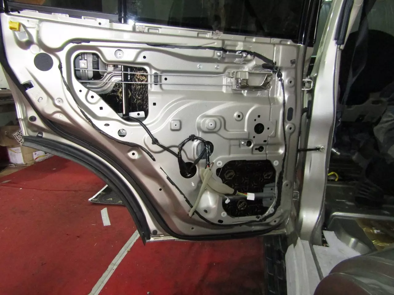 Шумоизоляция Mitsubishi Pajero 4 StopShum