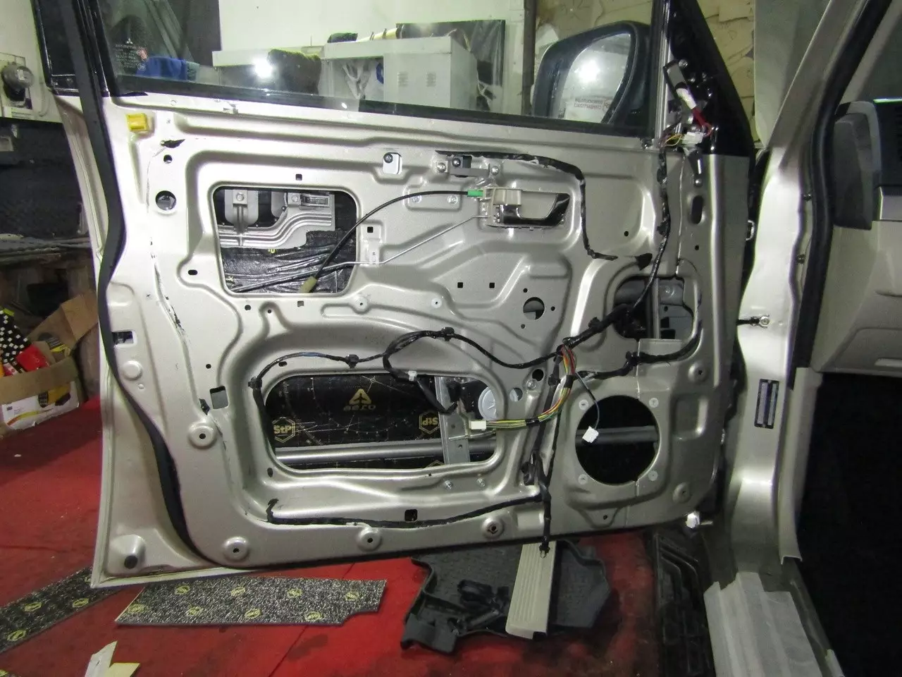 Шумоизоляция Mitsubishi Pajero 4 StopShum