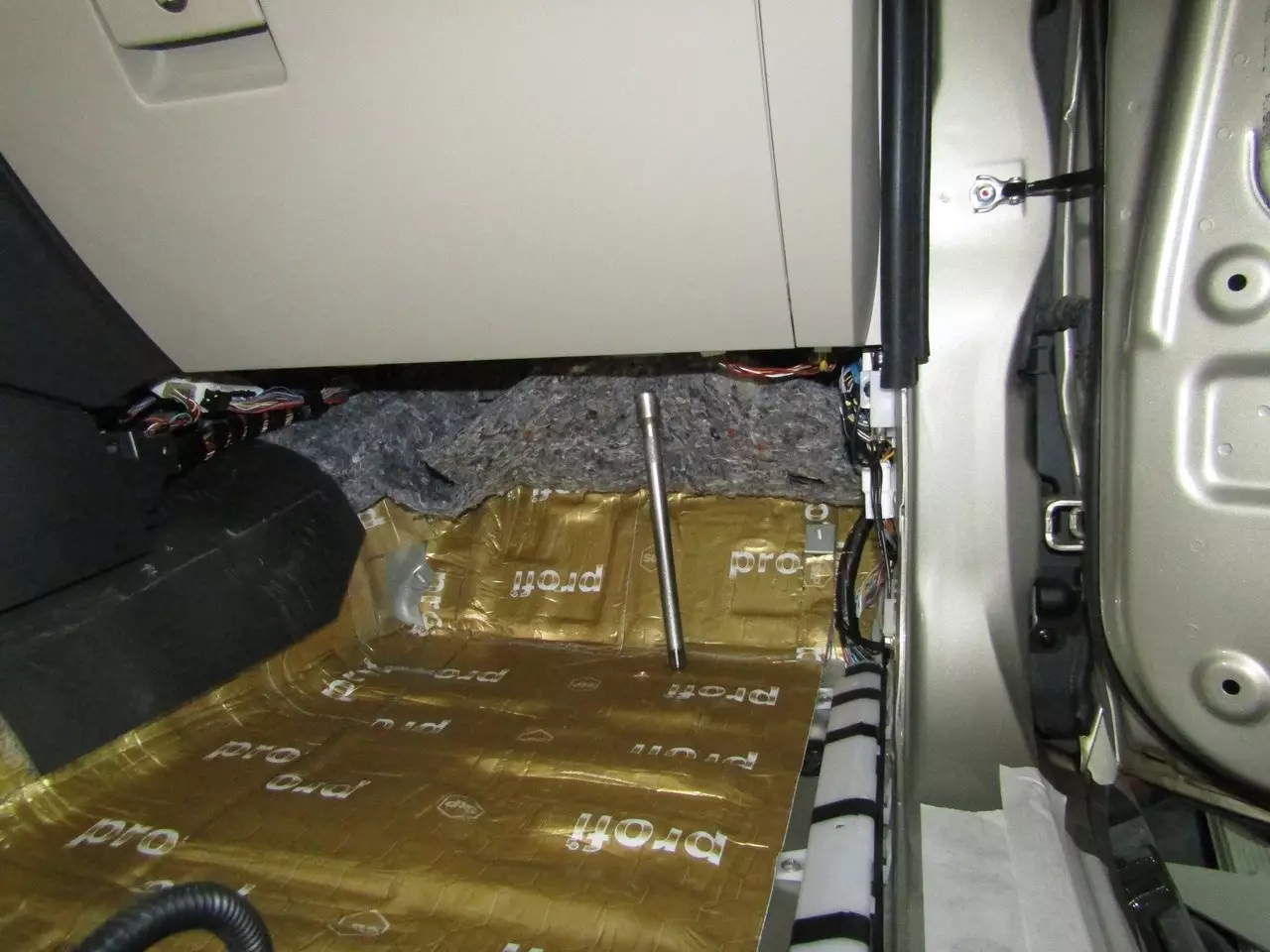 Шумоизоляция Mitsubishi Pajero 4 StopShum
