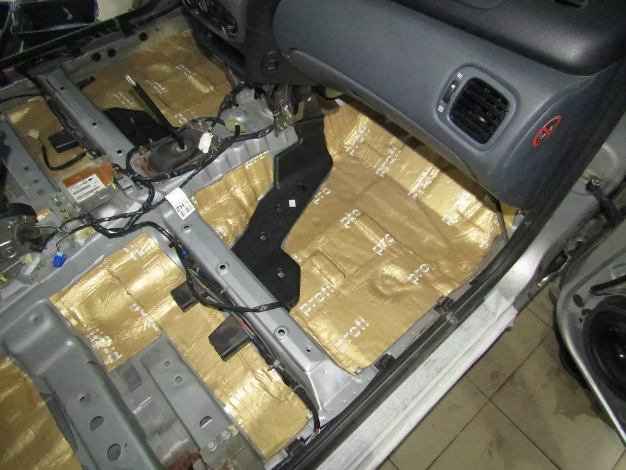 Шумоизоляция Nissan Almera N16 Stop Shum