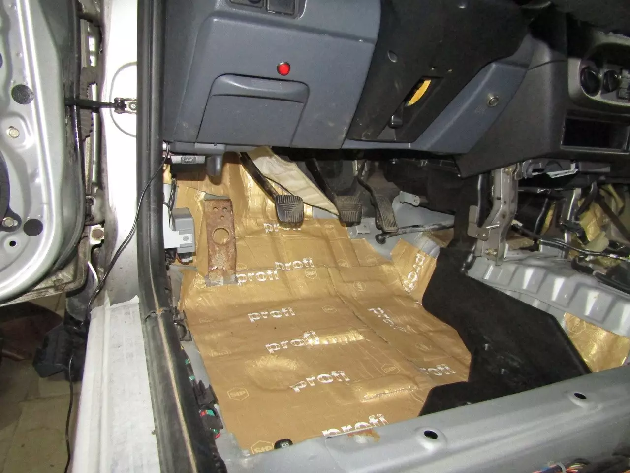 Шумоизоляция Nissan Almera N16 Stop Shum