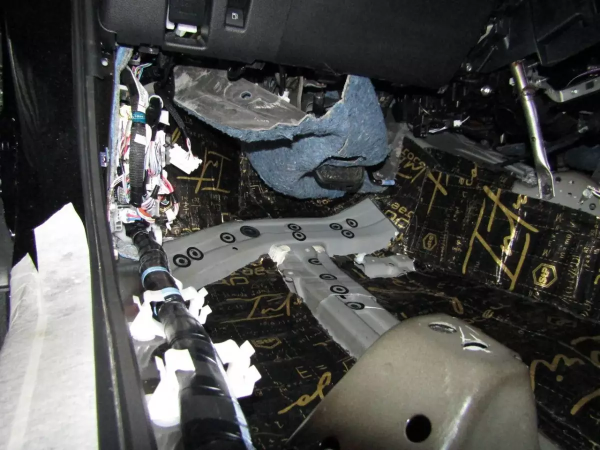 Шумоизоляция Toyota Highlander 4 Stop Shum